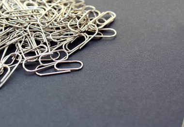 Gümüş Metalik ataç renk siyah arka plan