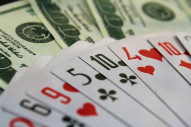 iskambil ve para dolar masanın üzerine yayılmış