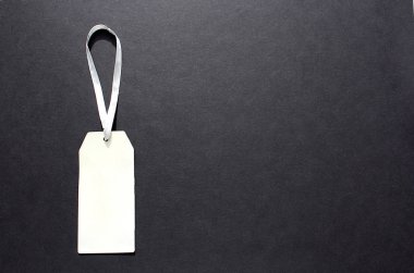 siyah bir arka plan üzerinde elbise için etiket kağıdı