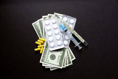 Bir siyah arka plan para ve ilaç yalan üzerine