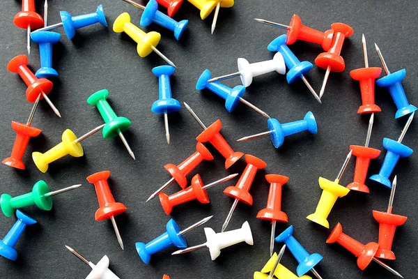 Clavos Multicolores Para Fijar Papeles Tablero —  Fotos de Stock