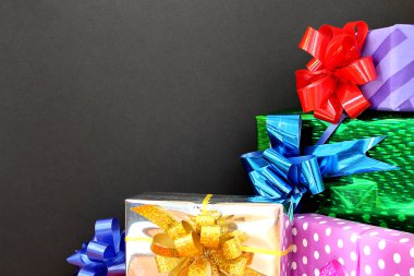 parlak bir sürü siyah bir arka plan üzerinde bir tatil için hediye kutuları