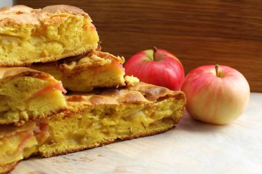 Fırında pişirilmiş elmalı turta.