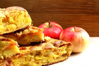 Fırında pişirilmiş elmalı turta.