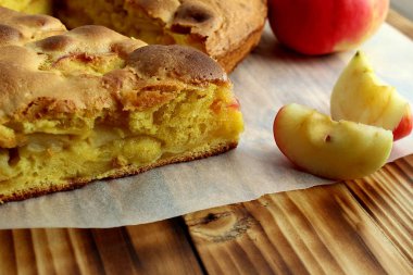 Fırında pişirilmiş elmalı turta.