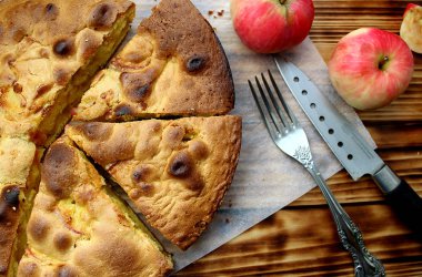 Fırında pişirilmiş elmalı turta.