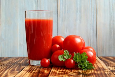 bir bardak domates suyu domates ve yeşillik ile