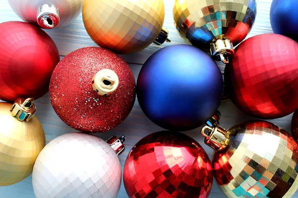 Noel parlak oyuncaklar ve koniler Ladin için