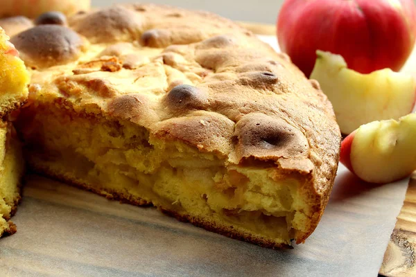 Fırında pişirilmiş elmalı turta.