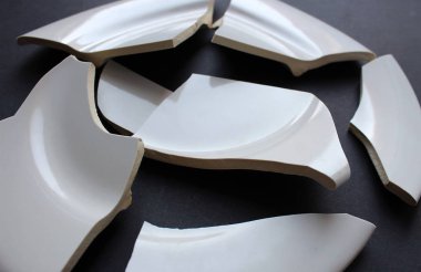 birlikte yapışmaz bir kırık beyaz porselen tabak