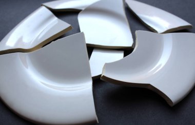 birlikte yapışmaz bir kırık beyaz porselen tabak