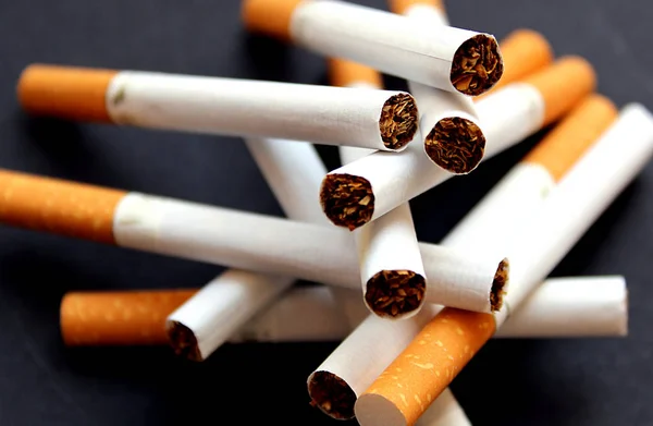 Cigarros Com Filtro Estão Montão — Fotografia de Stock