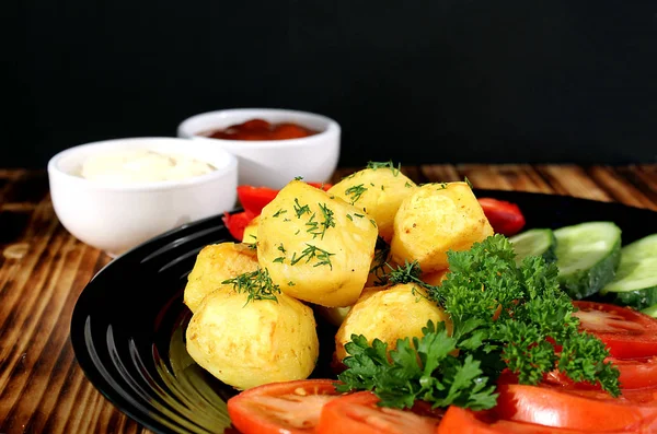 Batatas Assadas Com Legumes Frescos — Fotografia de Stock