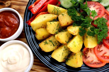 Taze sebze ile fırında pişmiş patates