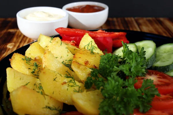 Taze Sebze Ile Fırında Pişmiş Patates — Stok fotoğraf