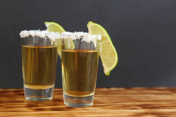 Dois Copos Tequila Com Limão Sal — Fotografia de Stock
