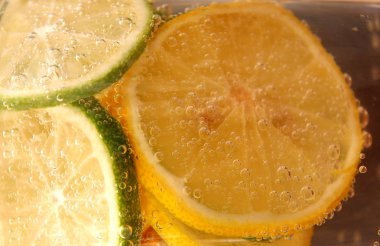 kireç ve limon ile su kabarcıkları vardır