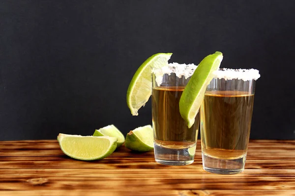 Dois Copos Tequila Com Limão Sal — Fotografia de Stock