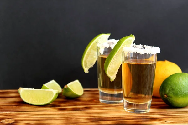 iki kadeh tekila limon ve tuz