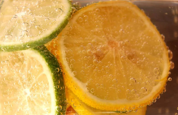 Вапно Лимон Бульбашках Водою — стокове фото