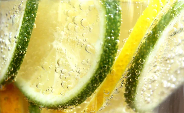 Лайм Лимон Пузырьках Водой — стоковое фото