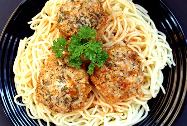 Спагетти Мясом Украшенным Петрушкой — стоковое фото
