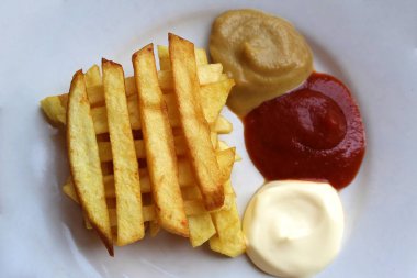 Patates kızartması sosu üç tür ile bir plaka üzerinde
