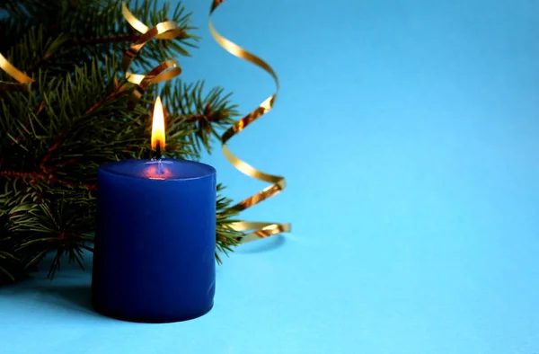 Blauwe Kaars Aangestoken Vakantie Kerstmis Achtergrond — Stockfoto