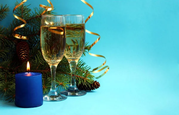 Jul Två Glas Champagne Och Ett Ljus Bakgrunden Gran — Stockfoto