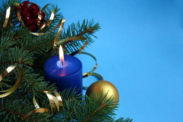 Christmas Moods Fir Takken Kaars Speelgoed Een Blauwe Achtergrond — Stockfoto