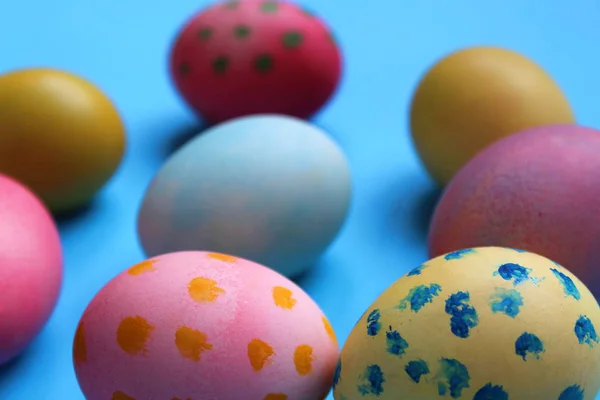 Ovos Galinha Páscoa São Pintados Cores Diferentes — Fotografia de Stock