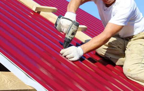 işçi çatıda vida döndürmek