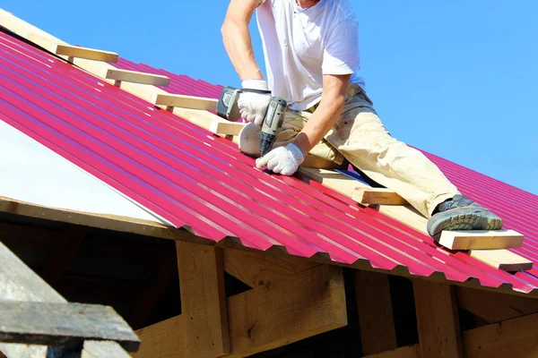 işçi çatıda vida döndürmek