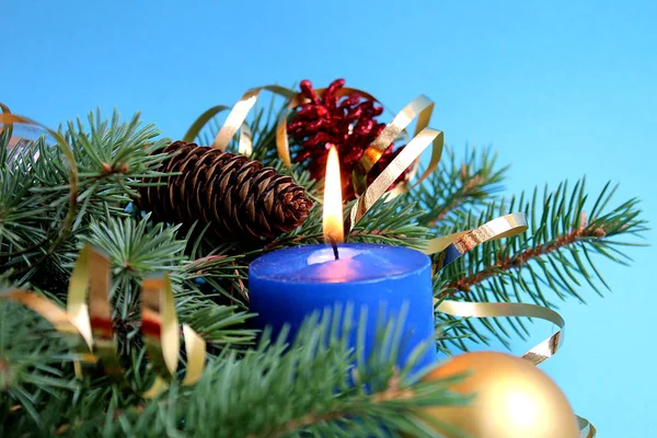 Weihnachtsstimmung Tannenzweige Kerze Und Spielzeug Auf Blauem Hintergrund — Stockfoto