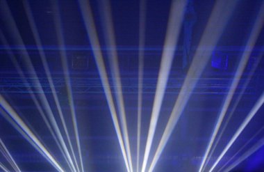 spot ışıkları bir gece kulübünde