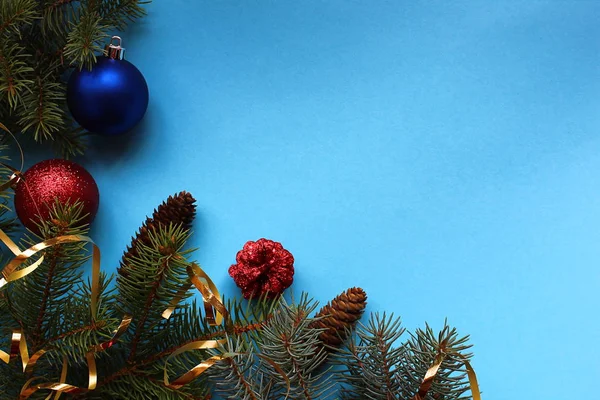 Рождественское Настроение Елки Ветви Игрушки Голубом Фоне — стоковое фото