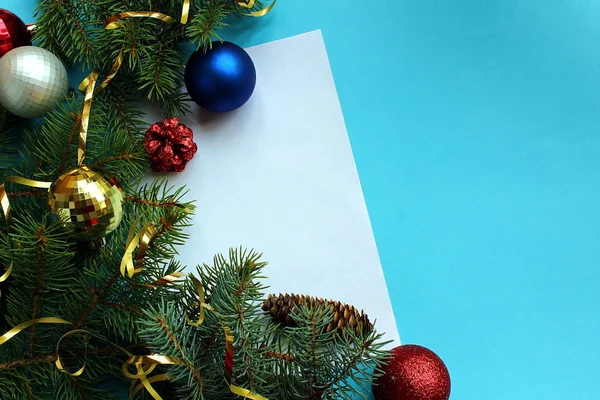 Різдвяний Настрій Ялинкові Гілки Іграшки Синьому Фоні — стокове фото