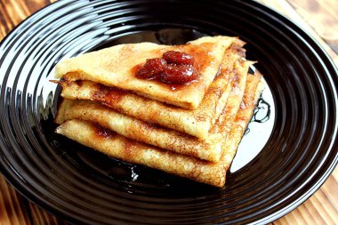 bir tabağa dizilir ve reçel ile dökülür ince krep