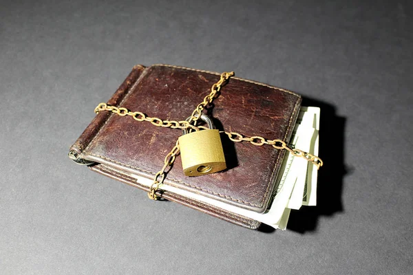 Πορτοφόλι Χρήματα Τυλιγμένο Μια Αλυσίδα Και Κλειδαριά — Φωτογραφία Αρχείου