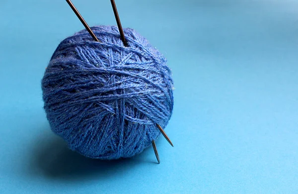 Une Boule Fil Tricoter Bleu Pour Tricoter — Photo