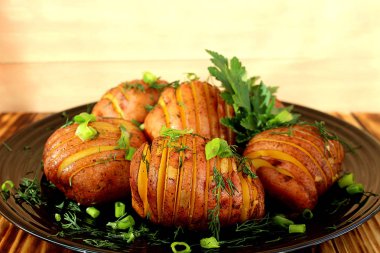 Fırında pişmiş dilimlenmiş patates soyma