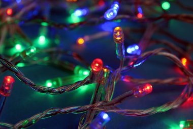 Mavi bir arka plan üzerinde renkli garland