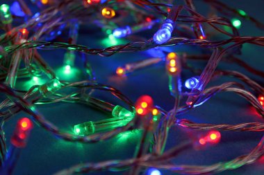 Mavi bir arka plan üzerinde renkli garland