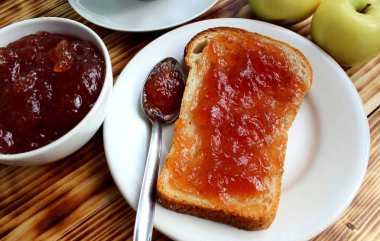 Kahvaltıda ekmek yaymak elma reçel