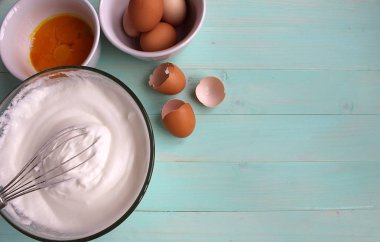 Büyük bir köpük halinde çırpılmış yumurta akı