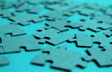 Masanın üzerinde gri bir arka plan üzerinde gri bulmacalar düzenlendiği