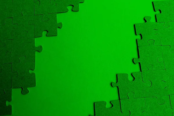 緑のテーブルで広げて置かれるパズル — ストック写真