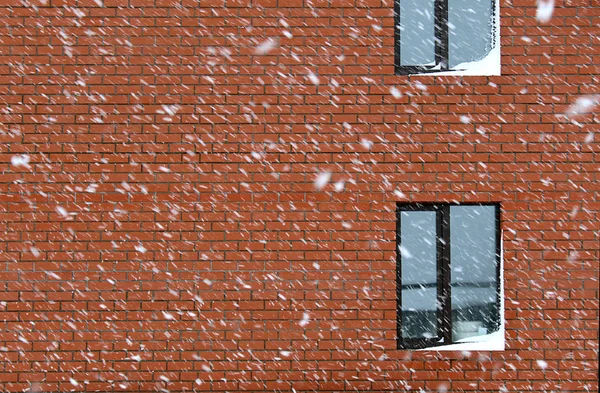 Neige Blanche Tombe Sur Fond Mur Briques Avec Des Fenêtres — Photo