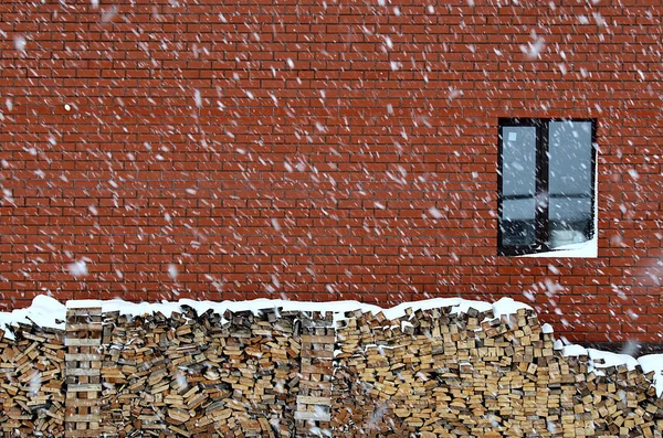 Neige Blanche Tombe Sur Fond Mur Briques Avec Des Fenêtres — Photo