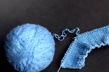 İğne ve iplik için siyah bir zemin üzerine mavi renk örgü örgü